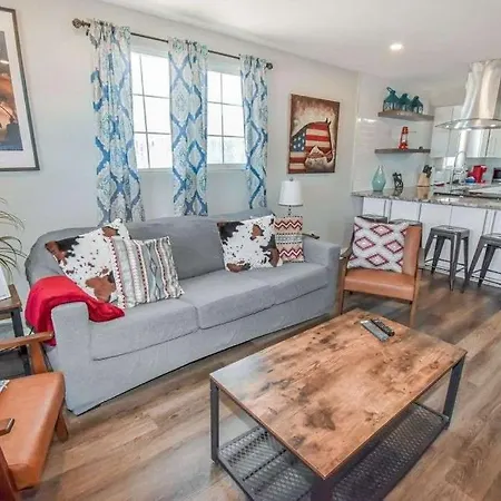 Charming Cowboy Bunkhouse In Denver